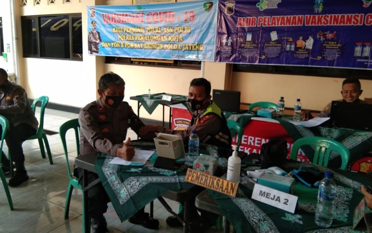 Ratusan personel Kepolisian Resor Pekalongan Kota Polda Jateng, disuntik vaksin Covid-19 di Serambi Mapolres Pekalongan Kota Polda Jateng, Selasa (9/3/2021).
