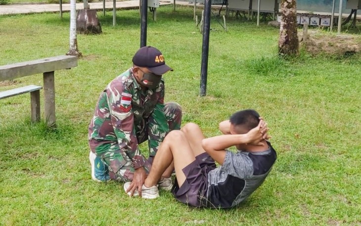 prajurit TNI AD, Pos Langau 1 Satgas Pamtas RI-MLY Yonif 407/PK memberikan pelatihan dan pembinaan fisik kepada pemuda di wilayah pebatasan, salah satunya Kurnelius David Sudiyarma.