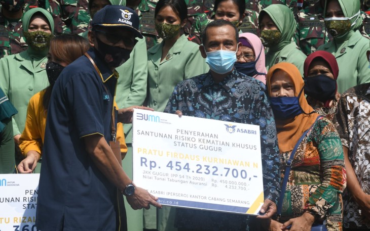 PT. Asabri dan Yayasan Rumpun Diponegoro memberikan santunan resiko kematian khusus (SRKK)  kepada keluarga Prajurit Yonif Raider 400/Banteng Raiders yang gugur saat bertugas dan tergabung dalam Satgas pengamanan daerah rawan pada Agustus 2020 lalu di Intan Jaya, Papua, Jum’at (12/3/2021).