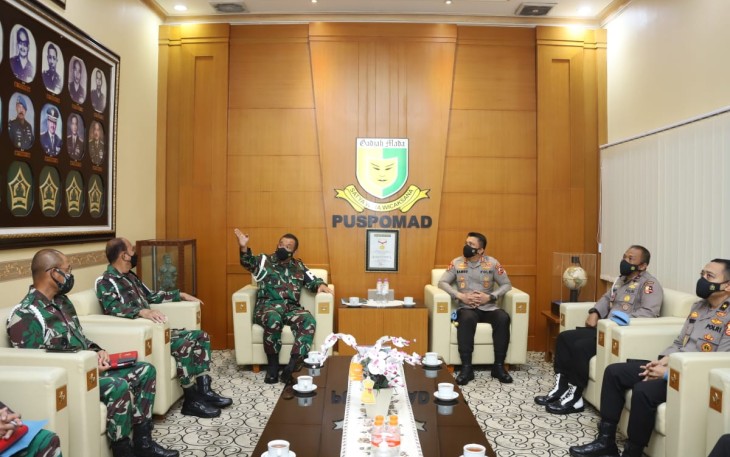 Kadiv Propam Polri Irjen Ferdy Sambo bersama jajaran bersilaturahmi dengan mengunjungi Komandan Puspom (Danpuspom) TNI AD Letjen TNI Chandra W Sukotjo di Mako Puspom TNI AD di Jalan Medan Merdeka, Gambir, Jakarta Pusat. 