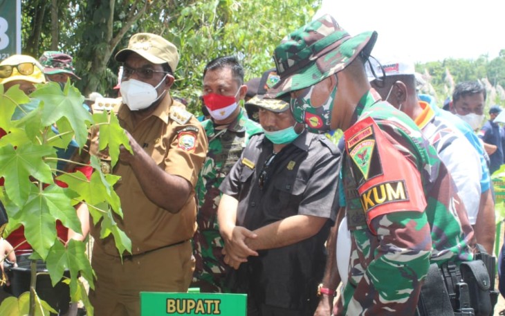 Satgas Pamtas Yonif 403/Wirasada Pratista dibawah pimpinan Dansatgas Mayor Inf Ade menjadi pelopor membantu untuk membangun lingkungan sekitaran perairan yg bebas dari sampah dan menciptakan kebiasaan hidup bersih.   Pribadi Siregar, S.E., M.Si