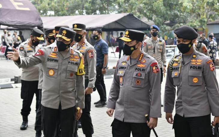 Kapolri Jenderal Polisi Listyo Sigit Prabowo meninjau langsung pelaksanaan vaksinasi Covid-19 tahap II jajaran Polda Jawa Barat (Jabar). Vaksinasi itu diberikan kepada 36.292 jajaran Polda Jawa Barat yang terdiri dari, anggota Polri, PNS, pegawai harian lepas Polri dan awak media. 
