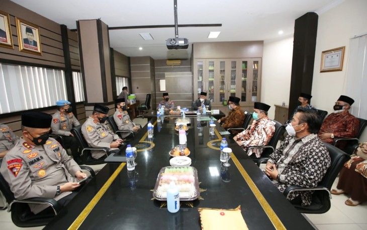 Kapolri Jenderal Polisi Listyo Sigit Prabowo melanjutkan serangkaian kunjungan silaturahminya. Bersama jajarannya, Kapolri menyambangi kantor pusat Persatuan Islam atau Persis di Jalan Perintis Kemerdekaan, Babakan Ciamis, Kota Bandung, Jawa Barat. 