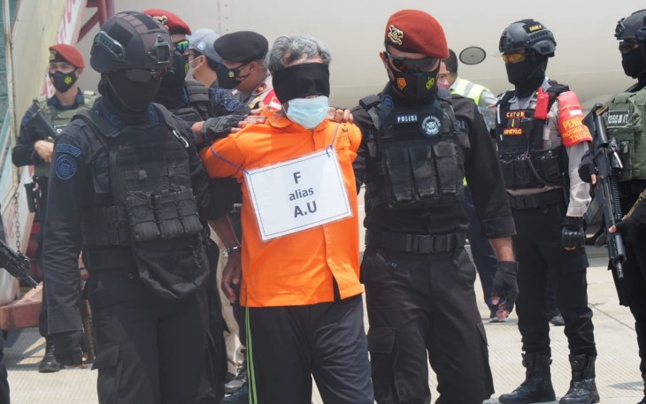 Para teroris tiba di Bandara Soekarno Hatta, Tangerang, Banten, sekitar pukul 12.20 WIB menggunakan pesawat Lion Air Boeing 737-900 PK-LSH.