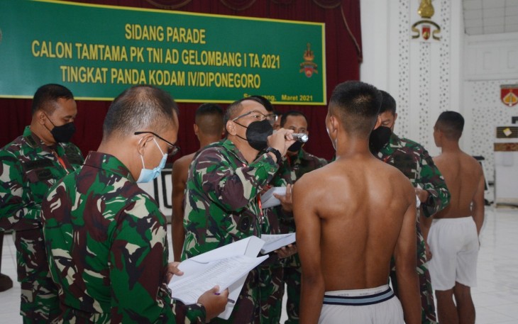 Pangdam IV/Diponegoro Mayjen TNI Rudianto memimpin jalannya sidang Parade penerimaan Cata PK TNI AD Gelombang I TA. 2021 Panda IV/Diponegoro di Balai Diponegoro, Jl. Perintis Kemerdekaan, Watugong, Kamis (18/3/2021).