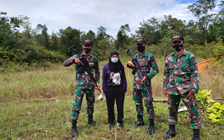 Satgas Pamtas Yonif 407/PK kembali berhasil mengamankan Pekerja Migran Indonesia (PMI) yang pulang dari Malaysia ke Indonesia melalui jalur Non Prosedural atau jalur tidak resmi yang ada diwilayah perbatasan RI-MLY.