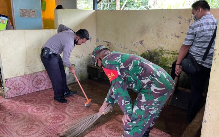 Sinergitas TNI-Polri Gotong Royong Bersama Warga Bersihkan Rumah Ibadah