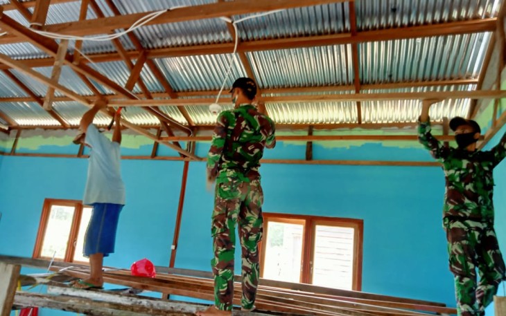 Satgas Pamtas RI-Malaysia Yonif 407/PK bersama masyarakat melaksanakan karya bhakti merenovasi Balai Dusun Sungai Nasak, Desa Sungai Nasak, Kecamatan Puring Kencana, Kabupaten Kapuas Hulu, Kalbar. Selasa (23/03/21).