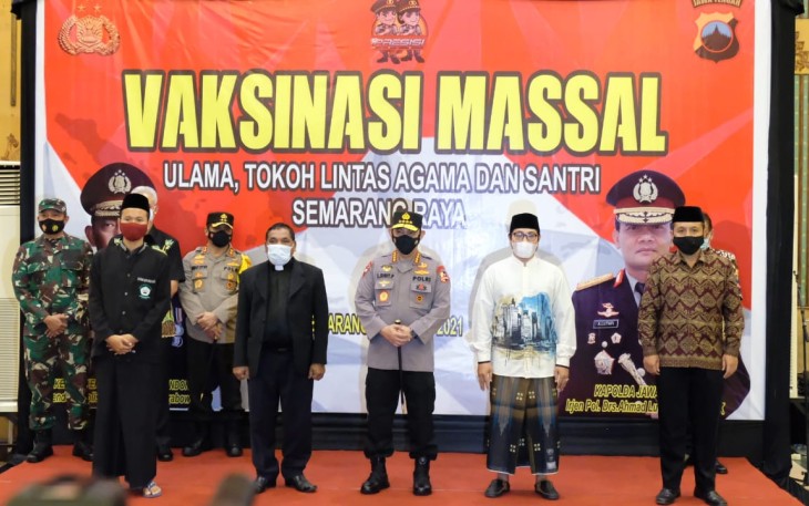 Kapolri Jenderal Listyo Sigit Prabowo meninjau vaksinasi massal terhadap ulama, tokoh lintas agama dan santri di aula Masjid Agung Jawa Tengah, Rabu (24/3/2021).