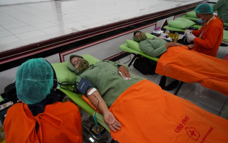 Persit Kartika Chandra Kirana Koorcab Rem 071 PD IV/Diponegoro, dalam rangka memperingati HUT Ke-75 Persit Kartika Chandra Kirana Tahun 2021, menggelar bakti sosial peduli terhadap sesama melalui aksi donor darah dan pemberian tali asih. Jumat (26/3/2021)