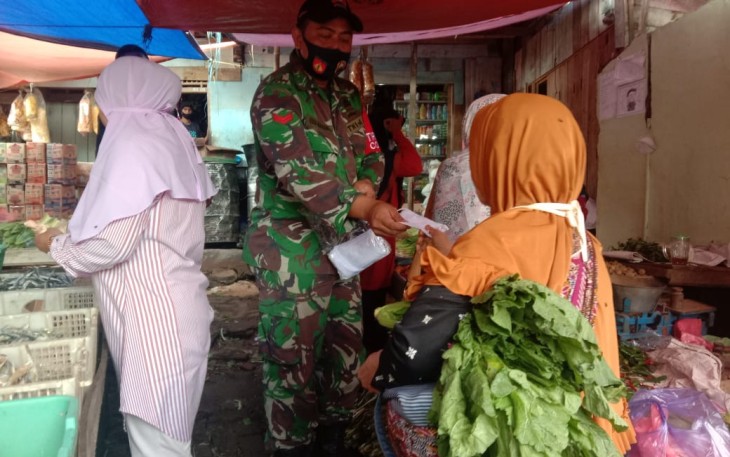 Upaya pencegah penyebaran Covid-19 terus dilakukan Koramil 09/Blado bersama instansi terkait, salah satunya dengan membagikan masker kepada pelaku ekonomi pasar. Babinsa Serma Afriyanto beserta satu rekan anggota Koptu Eko melakukan blusukan membagikan masker secara gratis di pasar Tradisional Blado, Kabupaten Batang, Jumat (26/3/21).
