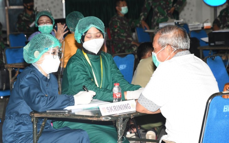 Kodam IV/Diponegoro menggelar kegiatan vaksinasi kepada para Personil TNI, PNS, Veteran dan Warakawuri TNI/Polri, Garnisun Kota Semarang bertempat di Balai Diponegoro Makodam IV/Diponegoro, Jl. Perintis Kemerdekaan, Watugong, Jum’at (26/03/2021). 