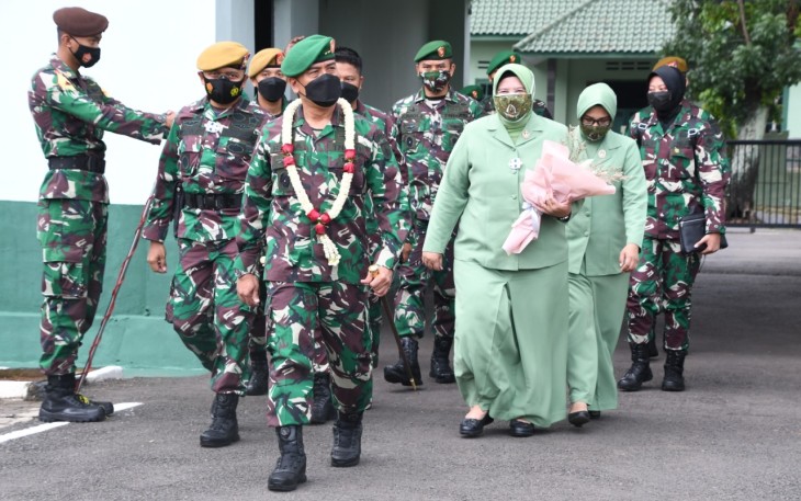 Pangdam IV/Diponegoro Mayjen TNI Rudianto melaksanakan kunjungan kerja untuk  melihat kondisi Prajurit dan Satuan serta memberikan pengarahan kepada para prajurit Batalyon Arhanud 15/DBY, Jl. Kesatrian, Jatingaleh, Kota Semarang, Jum’at (26/3/2021).