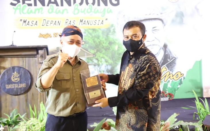 Kapolda Jateng Irjen Pol Ahmad Luthfi saat menghadiri acara Senandung Alam dan Budaya bertajuk “Masa Depan Ras Manusia” yang diselenggaralkan oleh Dirjen BKSDAE Kementrian Lingkungan Hidup dan Ekosistem di West Lake Resto Sleman Yogyakarta, Pada Sabtu (27/03/2021).