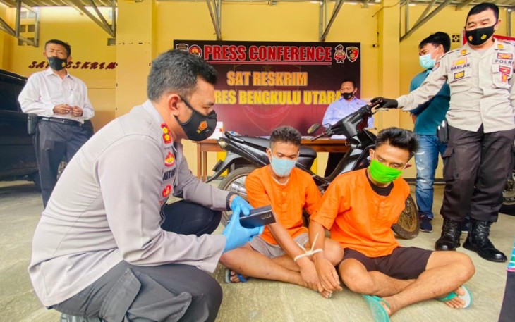 Keterangan Foto : Dua pelaku Curat Diamankan Kepolisian Bengkulu Utara (Ismail Yugo) 