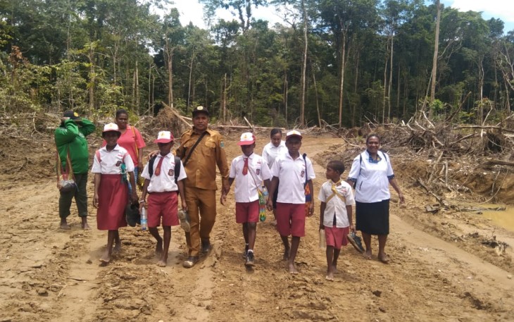 Matius Faumair dan Kawan-kawan Selalu menempuh jalan dua kilometer dengan berjalan kaki dari kampung Warba menuju kampung Faan Kahrio Untuk bersekolah Warba