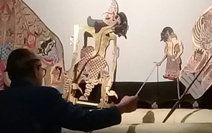 Pergelaran wayang kulit virtual dengan lakon Bimo Suci oleh dalang kondang Ki Warseno Slenk dalam rangka Dies Natalis UNS Surakarta ke-45.