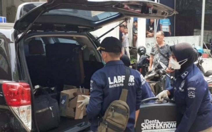 Densus 88 Bawa Tiga Koper Barang Bukti Teroris di Bekasi