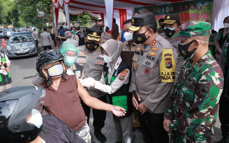 Polda NTB Hadirkan Layanan Drive Thru Vaksinasi Bagi Lansia