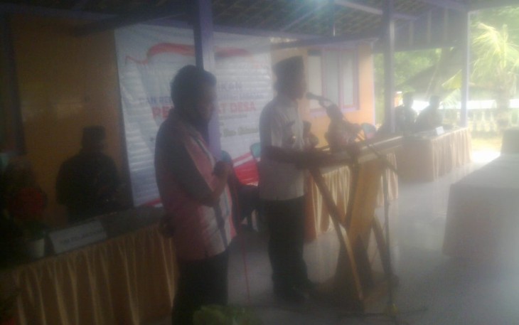 Muhamad Sobirin (kiri) Saat Memberi UcapanSselamat Kepada Perangkat Desa yang Dilantik