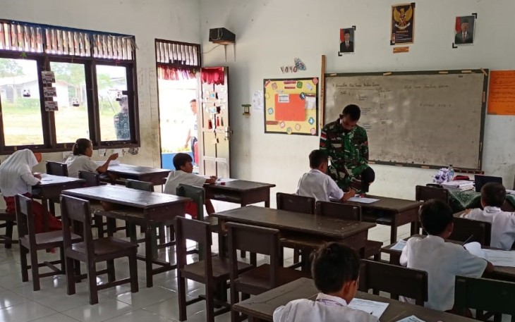 Satuan Tugas Pengaman Perbatasan RI-Malaysia Yonif 407/Padmakusuma, membantu Guru diperbatasan untuk mengajar murid-murid di SDN 04 Kurak Dsn. Kekurak, Kec. Badau, Kab. Kapuas Hulu, Kalbar. (01/04/21).