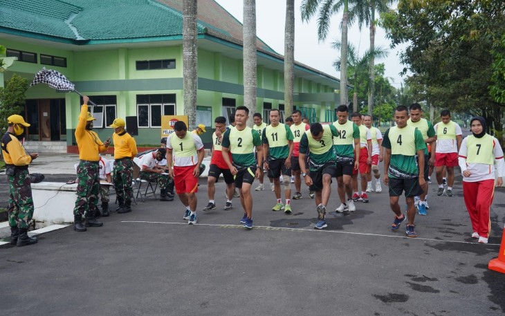 Puluhan prajurit Wijayakusuma khususnya para Perwira Menengah (Pamen) dan Perwira Pertama (Pama) Korem 071/Wijayakusuma melaksanakan tes kesegaran jasmani (Garjas) periodik semester I TA. 2021.