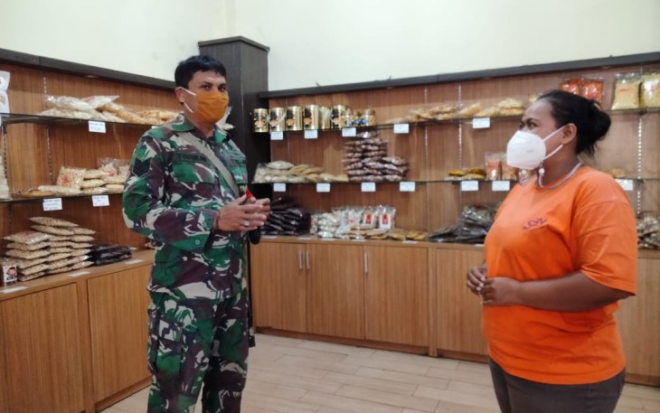 Danramil 03 Serengan Kapten Inf Tri Sakti K sebagai upaya pencegahan dan memutus Mata Rantai penyebaran Pandemi COVID-19, Babinsa sebagai Aparat Komando Kewilayahan (Apkowil) harus rutin patroli  dan menjaga Wilayah sesuai dengan tugas tanggung jawab wilayah nya aman kondudif , tidak lupa mensosialisasikan  pendisiplinan protokol kesehatan terhadap masyarakat, (5 april 2021 )
