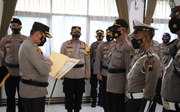 Kapolres Kendal AKBP RAPHAEL SANDY CAHYA PRIAMBODO ,S.I.K pimpin Sertijab Kasat Reskrim dan beberapa Kapolsek