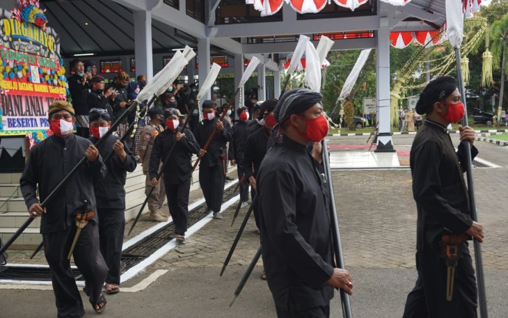 Pemerintah Kabupaten Batang menggelar Kirab Pusaka Tombak Abirawa dengan cara berkeliling di seputaran Halaman Pendopo Kabupaten Batang, Senin (5/4/21)