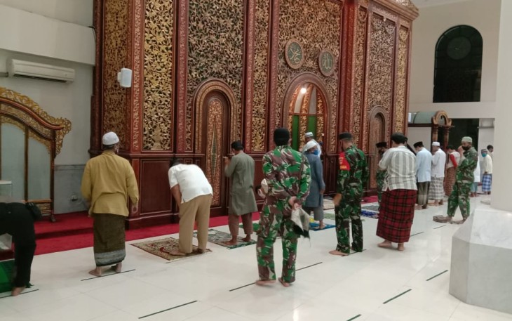 Komandan Kodim 0735 Surakarta, Letkol Inf Wiyata S Aji SE, MDS didampingi Danramil 03 Serengan Kapten Inf Tri Sakti K dan anggotanya adakan Safari Sholat Subuh Berjama'ah bertempat di Masjid Raya Fatimah Jl. Kali larangan Jayengan Serengan Kota Surakarta, (06/04) 