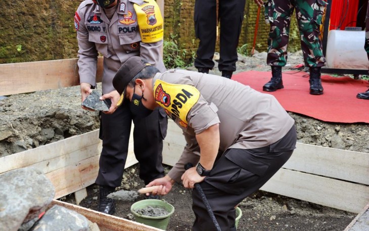 Kapolda Jateng Irjen Pol Ahmad Luthfi melakukan peletakkan batu pertama dalam pembangunan masjid Polsek Maos dan perumahan untuk anggota Polri di Polres Cilacap, Rabu (7/4/21).
