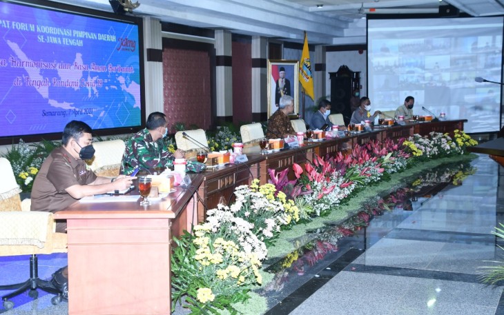 Pangdam IV/Diponegoro Mayjen TNI Rudianto menghadiri acara Rapat Forum Koordinasi Pimpinan Daerah Se-Jawa Tengah di Gedung Gradhika Bhakti Praja, Kantor Gubernur Jawa Tengah, Jl. Pahlawan, Rabu (7/4/2021).