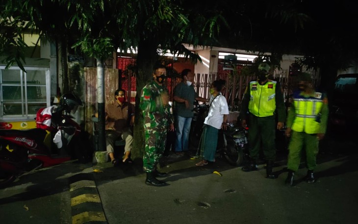 Piket Koramil 03 Serengan Kodim 0735 Surakarta Koptu Catur Handoko melaksanakan Patroli kewilayahan Malam Hari di wilayah Kecamatan Serengan Kota Surakarta, (08/04)