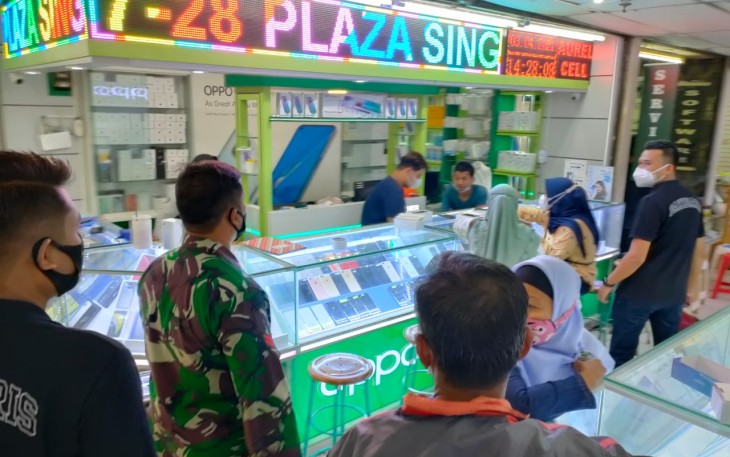 Babinsa Kemlayan Koramil 03 Serengan Kodim 0735 Surakarta  Koptu Catur Handoko bersama Satpam adakan pengecekan tentang penerapan PPKM Berbasis Mikro, Sabtu 10 April  2021 Pukul 10.00 wib -Sampai Selesai di Mall Matahari Singosaren Plaza Kemlayan  Kecamatan Serengan Kota Surakarta. 