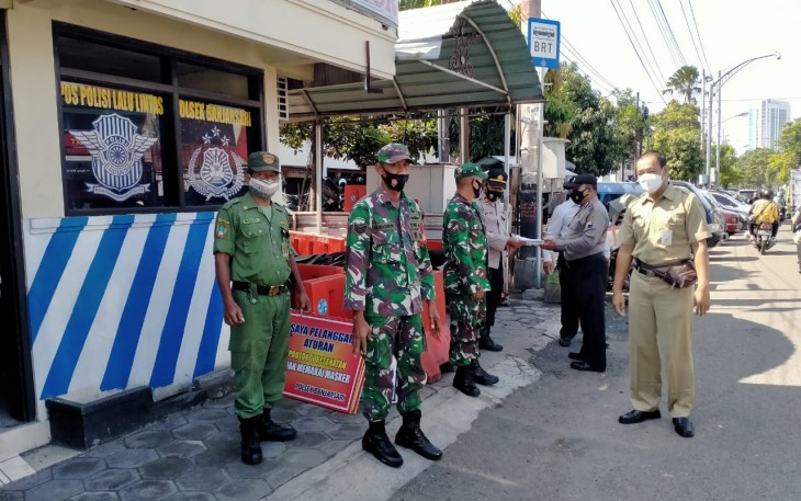 Sinergitas TNI - Polri dan Satlinmas dalam penanganan, pengendalian Corona Virus Disease 19 Di Masyarakat, Senin (12/04/2021) 