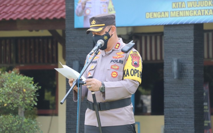 Kapolres Kendal AKBP Raphael Sandhy Priambodo pimpin Apel Gelar Pasukan dalam rangka Operasi Keselamatan Lalu Lintas Candi 2021. Senin (12/04/2021)