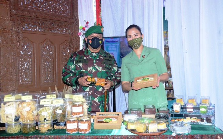 Pangdam IV/Diponegoro Mayjen TNI Rudianto dan ketua Persit Kartika Candra Kirana (KCK) Daerah IV/Diponegoro Novi Rudianto  