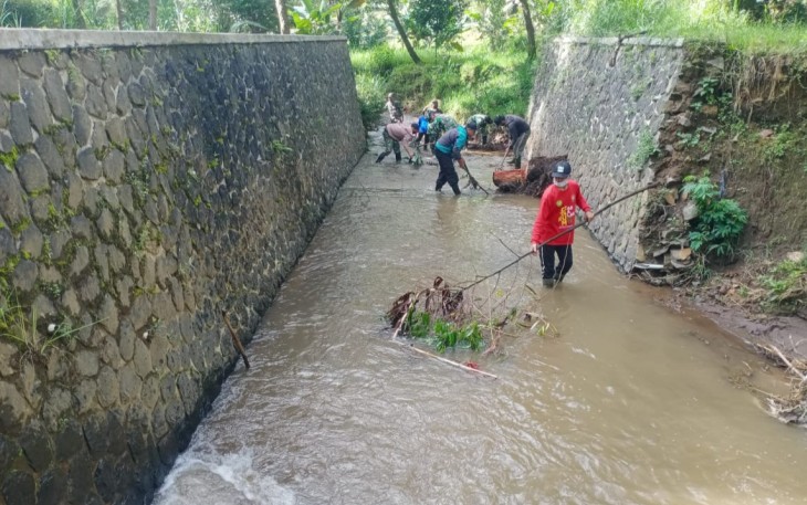 Sektor 1 Satgas Citarum Harum bersama Gober dan penggerak kebersihan bersihkan sampah di sungai maupun yang ada di bantaran sungai di Kampung Kadal Meteng RT. 01 RW. 28 Desa Tarumajaya Kecamatan Kertasari Kab. Bandung, Selasa (13/4/2021).