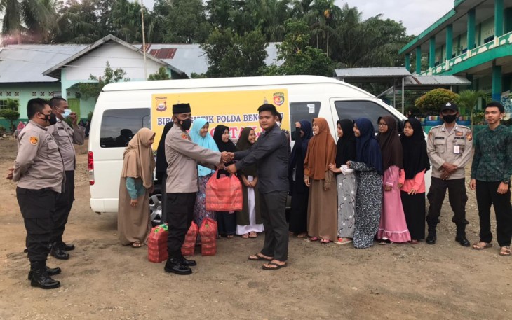 Polda Bengkulu Bagikan Takjil 