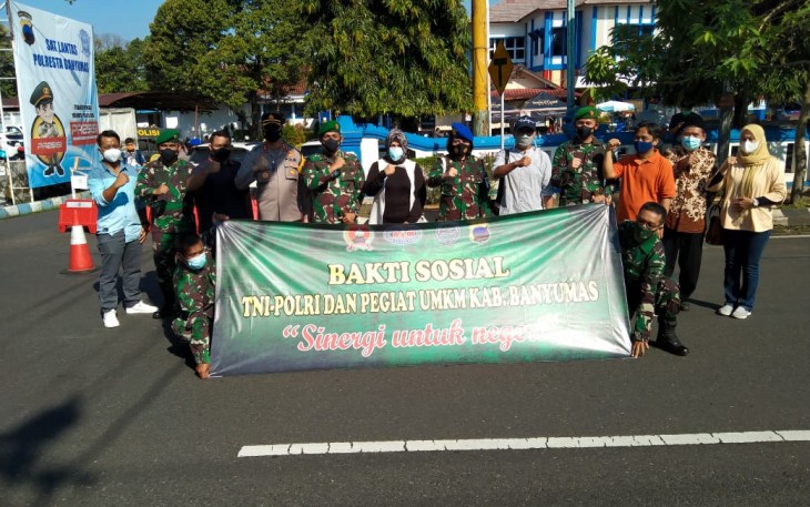 Danrem 071/Wijayakusuma Kolonel Inf Dwi Lagan Safrudin, S.I.P., didampingi Dandim 0701/Banyumas Letkol Inf Chandra, S.E., M.I.Pol., Wakapolresta Banyumas AKBP Kristianto Yoga Darmawan, S.I.K., M.Si., serta Ketua Pegiat UMKM Banyumas saat apel bersama pelepasan Satgas Pendisiplinan Protokol Kesehatan Kabupaten Banyumas dan penyerahan bantuan sosial secara simbolis kepada masyarakat, di Jalan Merdeka Purwokerto, Banyumas. Jumat (16/4/2021).