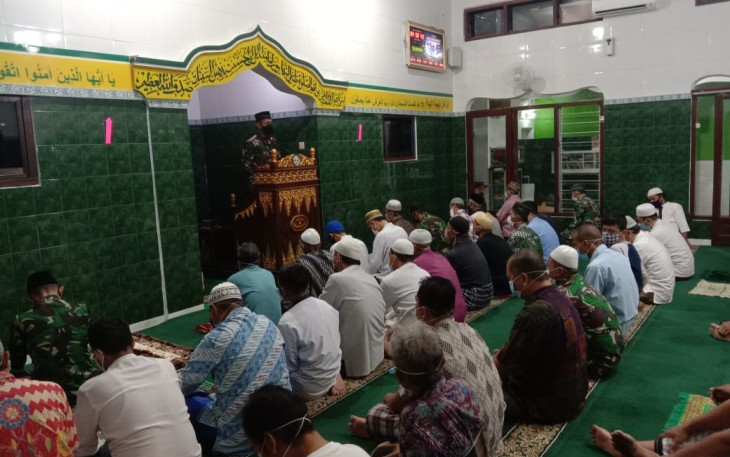 Komandan Kodim 0735 Surakarta (Solo) Letkol Inf Wiyata S Aji SE,MDS adakan Safari Sholat Subuh berjamaah bertempat di Masjid Baiturrahman SMAN 7 Jl.Pulanggeni 1 Kp.Sutogunan RT 06 RW 04 Tipes Serengan Kota  Surakarta, diikuti oleh Danramil 03 Serengan Kapten Inf Tri Sakti K berserta Anggotanya, (19/04). 