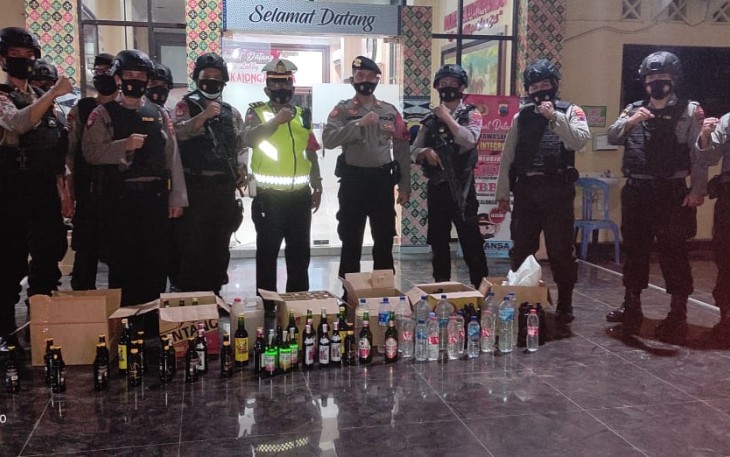 Kasat Sabhara Polres Pekalongan Kota Polda Jawa Tengah, pimpin anggotanya melaksanakan kegiatan operasi minuman keras tradisional di wilayah Kota Pekalongan,Senin (19/4/2021)malam.
