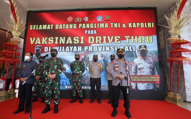Panglima TNI Marsekal Hadi Tjahjanto dan Kapolri Jenderal Listyo Sigit Prabowo meninjau langsung pelaksanaan vaksinasi massal di Bali. Peninjauan itu dilakukan di GOR Kepaon Kodam Udayana dan Mall Bali Galeria, Rabu (21/4/2021).