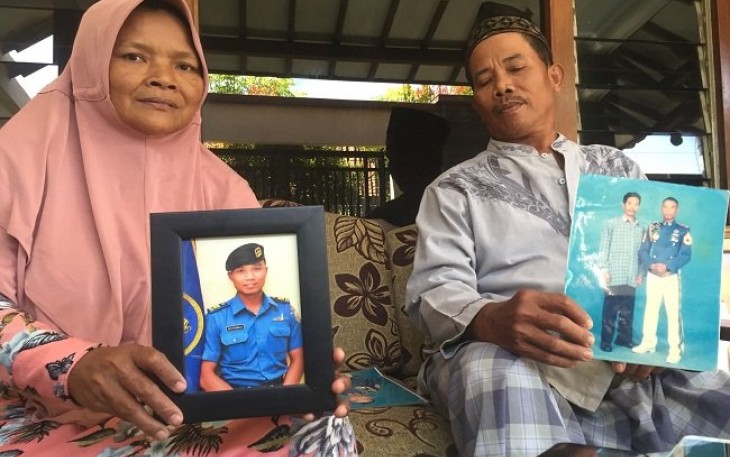 Rakiyan (59) dan Rosita (56) orang tua dari Mayor Laut (P) Eko Firmanto salah satu awak KRI Nanggala 402