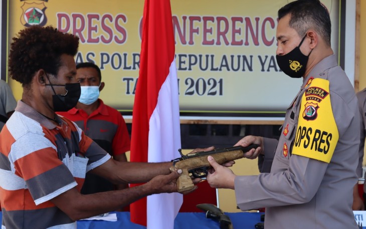 Kapolres Kepulauan Yapen, AKBP Ferdyan Indra Fahmi menerima senjata dari Anggota KKB yang menyerahkan diri.