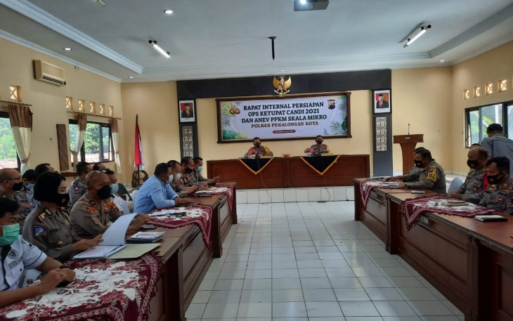 Polres Pekalongan Kota menggelar kegiatan Analisa dan evaluasi (anev) kegiatan operasional bulanan / Rapat Internal kesiapan Ops Ketupat Candi 2021 dan Anev PPKM Skala mkro, dipimpin oleh Kapolres Pekalongan Kota AKBP M Irwan Susanto S.I.K, SH,MH bertempat di aula Mapolres, Rabu (28/4/2021).