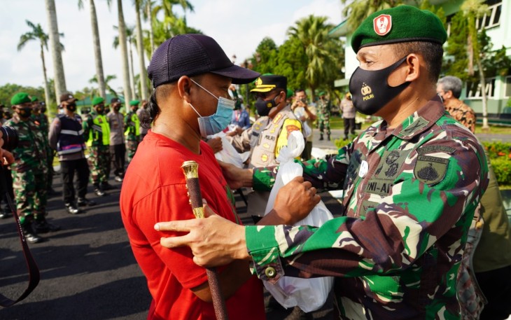 Korem 071/Wijayakusuma, Kodim 0701/Banyumas, Polresta Banyumas bersama dengan penggerak UMKM Banyumas dan FKUB Banyumas memberikan bantuan kepada masyarakat terdampak Covid 19 i