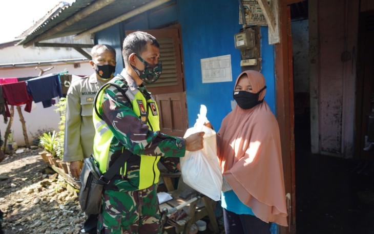 Ratusan paket sembako dibagikan prajurit Wijayakusuma Korem 071/Wijayakusuma dalam Bakti Sosial TNI-Polri dan pegiat UMKM "Sinergi Untuk Negeri", Jumat (30/4/2021).