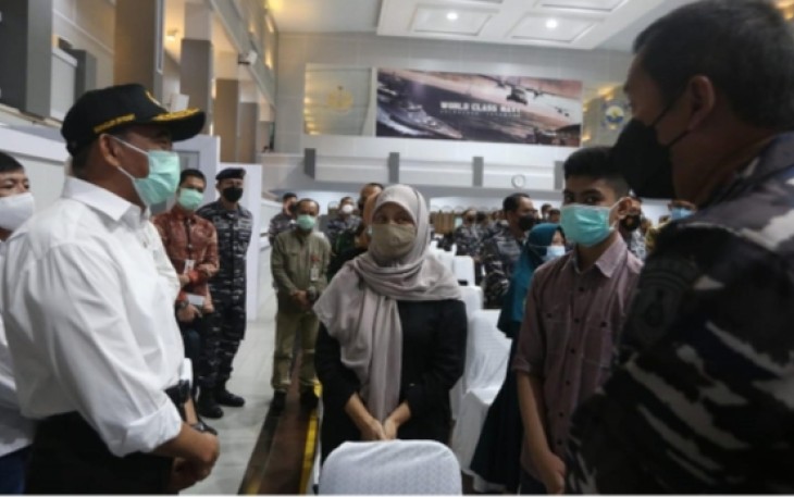Menteri Koordinator Pembangunan Manusia dan Kebudayaan Indonesia (Menko PMK) Prof. Dr. Muhajir Effendy, M.A.P. dan Menteri Sosial Tri Rismaharini mengunjungi keluarga KRI Nanggala-402 