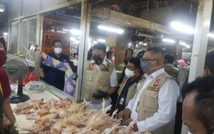 Dampingi Menteri Perdagangan Satgas Pangan Polda Jatim Pantau Harga Sembako di Pasar Wonokromo Surabaya